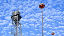 Wassterturm einer Industrieanlage vor blauem Himmel by Christian Kubisch