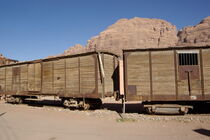 Zwei Waggons der ehemaligen Hedjas Bahn die im Wadi Ram abgestellt sind von Berthold Werner