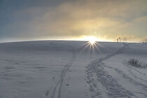 Verschneiter Hügel by Tom Voelz