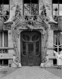 Entrance door to the apartments at 29 Avenue Rapp by Jules Lavirotte