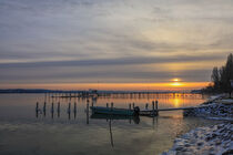Sonnenaufgang an einem Wintermorgen im Jachthafen von Iznang - Halbinsel Höri von Christine Horn