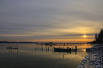 Wintermorgen in Iznang mit Fischerboot und Fischreusen - Halbinsel Höri von Christine Horn