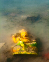 Ganesha offered in the Ganges at Haridwar - India von Valentijn van der Hammen