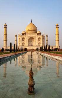 Golden Taj Mahal - India - Front view Portrait von Valentijn van der Hammen