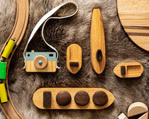 Handmade wooden toys - lay flat photography von Valentijn van der Hammen