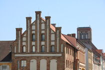 Giebelhaus und Nikolaikirche Anklam by alsterimages