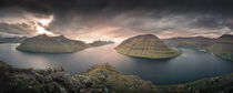 Panoramic landscape scenery at the Klakkur viewpoint near Klaksvik on the island of Bordoy with a view of Kalsoy and Kunoy in sunset, Faroe Islands von Bastian Linder