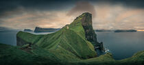 Panorama at Kalsoy lighthouse with steep cliffs during sunset, Faroe Islands von Bastian Linder