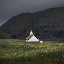 Church in flower meadow in Saksun Bay on Streymoy Island, Faroe Islands von Bastian Linder