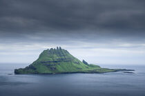 Rocky island of Tindholmur, in the sea under thick clouds, Faroe Islands von Bastian Linder