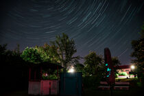 Sternenspuren über einem Garten von Jesus Fernandez