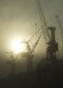 Hafenkräne im Nebel von Ariane Gramelspacher