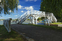 Weiße Holzbrücke am Zierker See in Neustrelitz von Stephan B. Schäfer