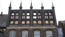 Schaufassade des Rathaus Lübeck by alsterimages