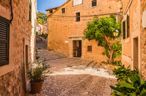 Majorca Spain, old village of Fornalutx with view of the church von Alex Winter