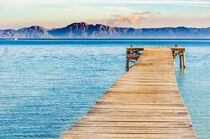 Bay of Alcudia with wooden jetty on Majorca island, Spain, Mediterranean Sea von Alex Winter