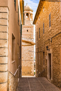 Church steeple in old village of Lloseta on Majorca island, Spain von Alex Winter