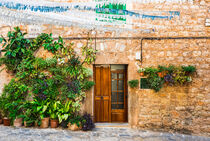Majorca, traditional house in Valldemossa village, Spain von Alex Winter