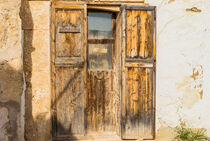 Vintage old wooden front door von Alex Winter