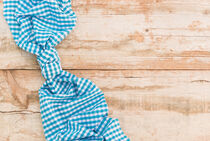 Tablecloth on rustic wooden table background, top view von Alex Winter
