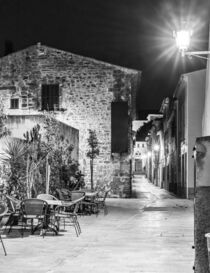 Narrow street at old town Alcudia, Majorca, Mallorca, at night von Alex Winter