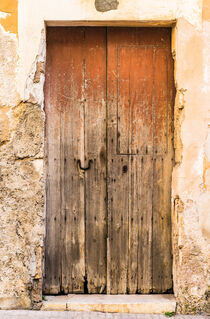 Old wooden front door von Alex Winter