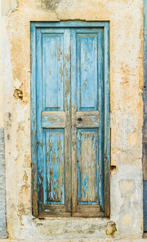Old vintage blue wooden front door of mediterranean house von Alex Winter