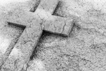  Stone cross on cemetery tombstone von Alex Winter