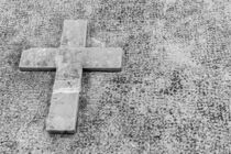 Tombstone with stone cross, dead grief background von Alex Winter