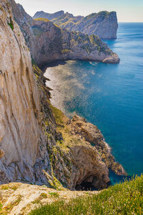 Rocks and cliffs of Cap de Formentor on Majorca island, Spain von Alex Winter