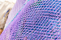 Maritime background texture of purple and blue fish net heap,  von Alex Winter