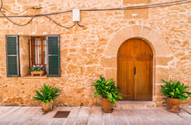 Mallorca, typical mediterranean house in the old town of Alcudia, Spain von Alex Winter