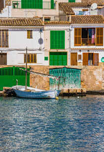Old fishing boat anchored at the coast of mediterranean village on Mallorca, Spain von Alex Winter