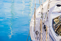 Luxury yacht anchored in mediterranean marina von Alex Winter