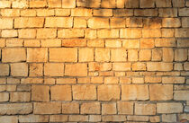 Natural stone background texture covered with sundown light at wall von Alex Winter