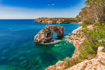 Landmark Es Pontas, natural rock arch on Majorca island, Mediterranean Sea von Alex Winter