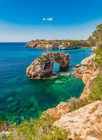 Natural landmark Es Pontas on Majorca island, natural rock arch, Mediterranean Sea von Alex Winter