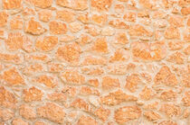 Light brown stone wall background texture von Alex Winter