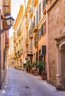 Old town street in Palma de Mallorca, Spain, Balearic Islands von Alex Winter