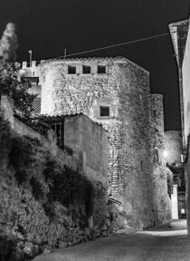Historic old town of Capdepera on Majorca at night, Spain von Alex Winter