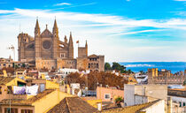 Palma de Mallorca with view of the famous Cathedral La Seu, Majorca Spain von Alex Winter