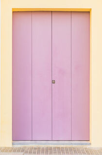 Wooden front door, lilac colored, of house entrance   von Alex Winter