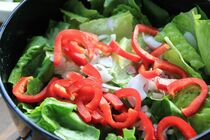 leckerer Salat mit roter Paprika