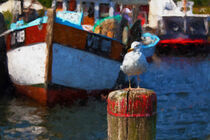 Möwe auf einem Pfahl im Hafen von Hiddensee. Fischkutter im Hintergrund. Gemalt. by havelmomente