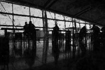Kaffee im Stehen. Flughafen Halle mit Stehtischen. Silhouette der Menschen. Gemalt. von havelmomente