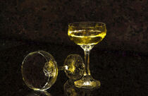 Zwei Sektgläser mit Champagner auf schwarzem Hintergrund. Gemalt. by havelmomente