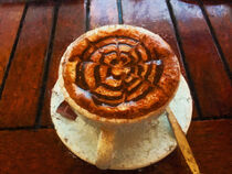 Barista. Cappuccino mit Muster in Kaffeetasse. Kaffeehaus gemalt. von havelmomente