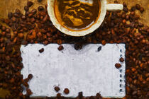 Kaffee. Kaffeebohne in Kaffeetasse mit Notizzettel. Gemalt. by havelmomente