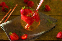 Bowle mit Erdbeeren im Sommer. Cocktail. Gemalt. by havelmomente