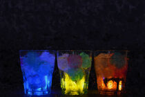 Beleuchtete Cocktailgläser auf schwarzem Hintergrund. von havelmomente